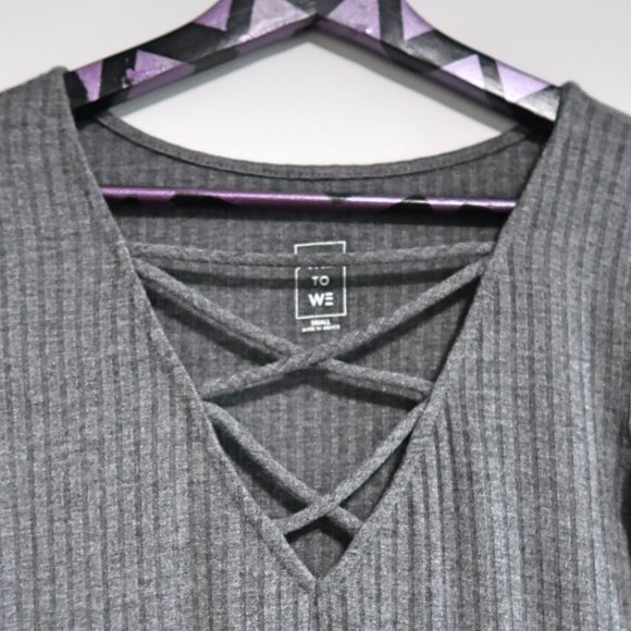 Me to We Long Sleeve Criss Cross V Neck Crop Top - Picture 3 of 6